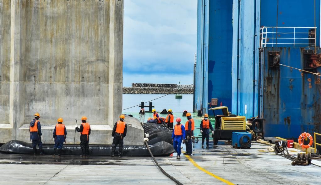 cidcaofficial's tweet photo. The China-aided Kribi Deepwater Port has become the largest port in #Cameroo, with an annual throughput of 250,000 TEUs and 1.2 million tonnes of bulk cargo. The port has created more jobs for the local area, and driven nearby service industries development. https://t.co/eSxnl7DOnC