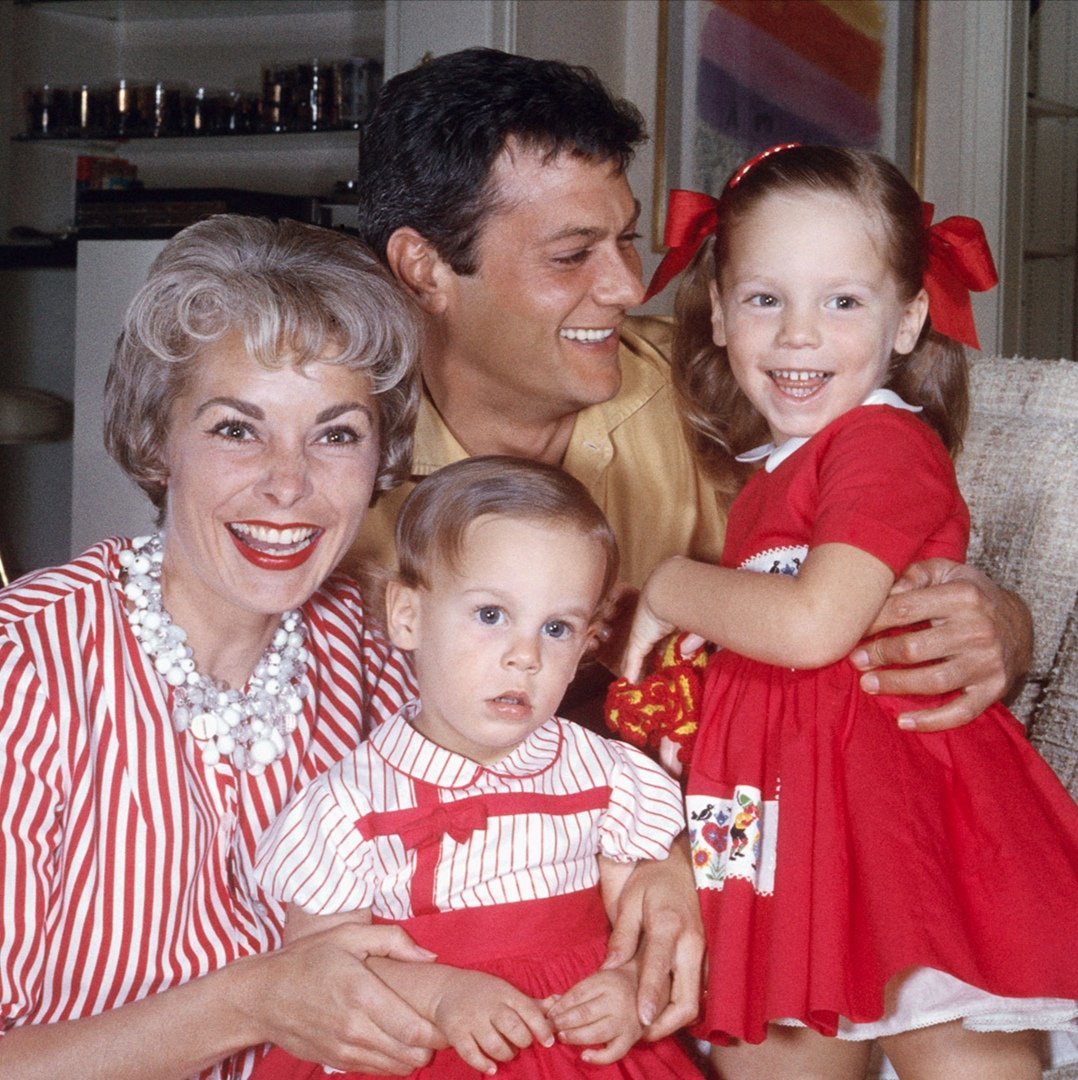 shannonlada's tweet photo. LOGRÓ LO QUE NO PUDIERON SUS PADRES.

Si bien Tony Curtis y Janet Leigh fueron nominados al Oscar, solo su hija JAMIE LEE CURTIS ganó como Mejor Actriz de Reparto por EVERYTHING EVERYWHERE ALL AT ONCE.

En su primera nominación, triunfa a los 64 años. #Oscars https://t.co/uIQIaquMuD