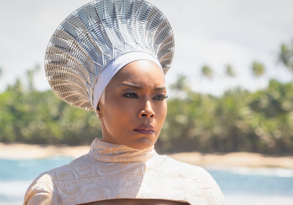 We love you Angela #Oscars #AcademyAwards