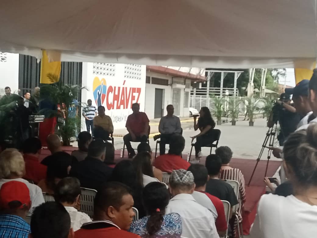 Unefa_Barinas's tweet photo. En la reinauguración de la Casa Mamá Rosa se realizó el Conversatorio Chávez Pasión, Llano y Cultura con la asistencia de UNEFA Extensión Sabaneta #NúcleoBarinas, MSc. Jorge Arreaza, Presidenta de Misión Venezuela Bella, G/J Jesús Suárez, Prof. Adán Coromoto u otras autoridades https://t.co/I7fIEuB5LD
