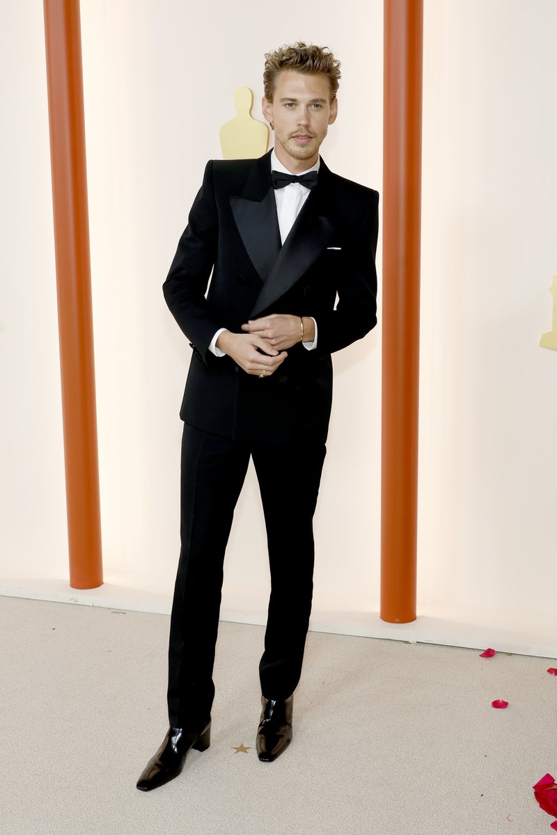 Best Actor Nominee Austin Butler showing us how it’s done in this Saint Laurent suit. More #Oscars updates on: bit.ly/3ZHfsUt