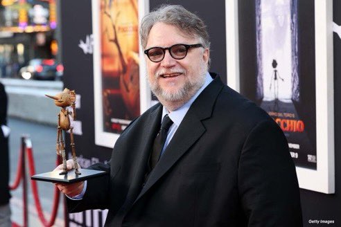 ¡Muchas Felicidades! <a href="/RealGDT/">Guillermo del Toro</a> Recuerdo aquella comida donde se le veía muy emocionado por la animación en su película, y que estaba a punto de terminar la música, y ahora un Oscar en Animación !!! Usted nunca parará de inspirarnos!!! Muchas Gracias.