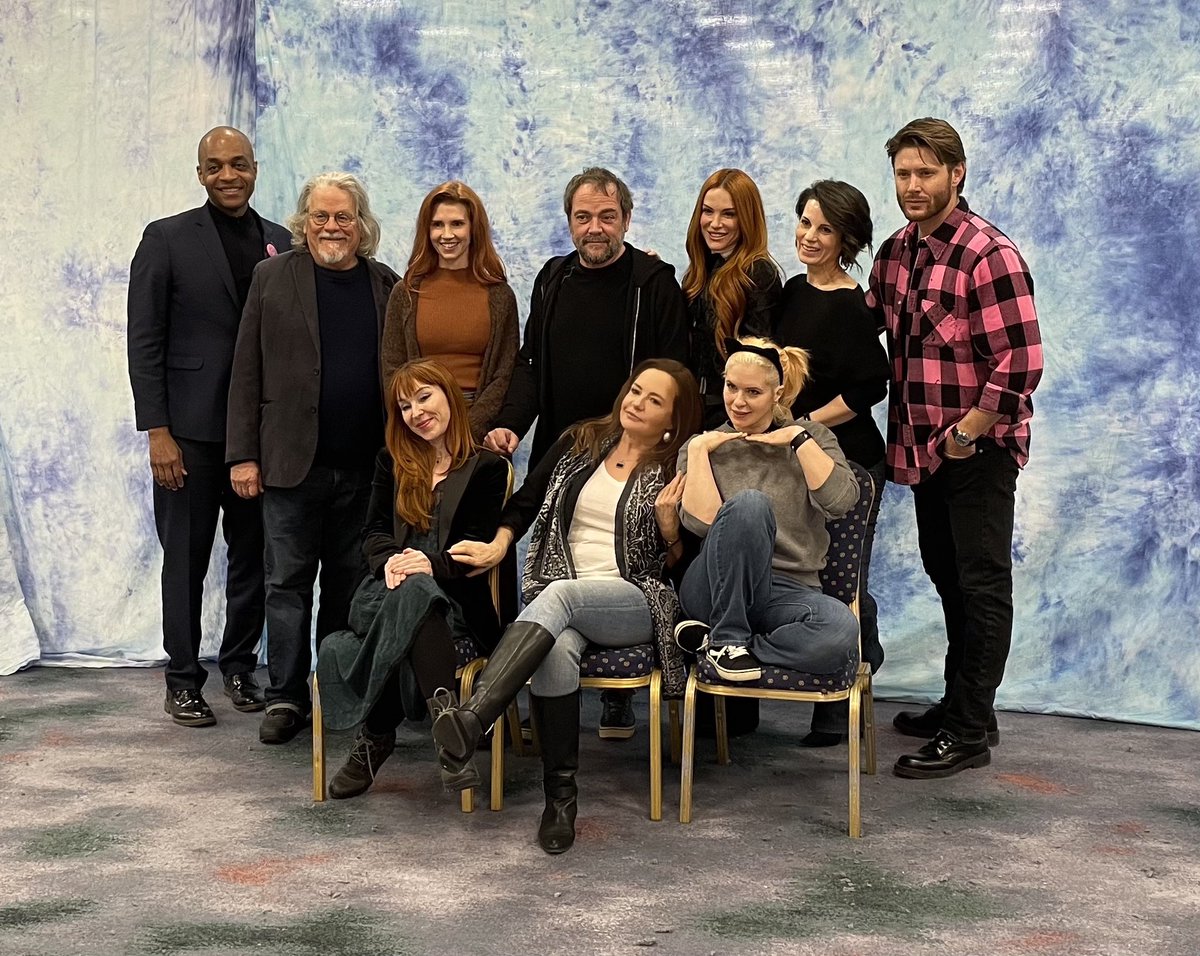 And that’s a wrap on #crossroads6. Thanks Brighton, for having us. And thank you to the fans, the staff, and @starfuryevents for having us over for a great weekend. Love these people ❤️. @Juliemcniven @JensenAckles @DanneelHarris @LeahCairns @RuthieConnell @Mark_Sheppard #spn 🇬🇧