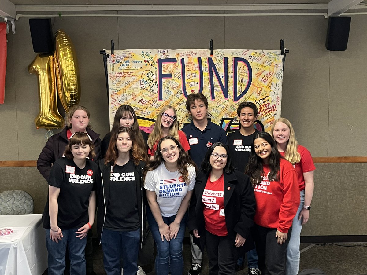 Our #advocacyday2023 crew! Our poor hotel neighbors 😂😂😂 #CalLeg #StudentsDemandAction #MomsDemandAction #SB2 #Ab28 #GVP #CalVIP