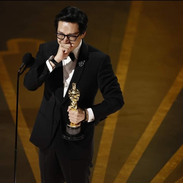 ARSNewsTweets's tweet photo. #Oscars2023: Ke Huy Quan wins his first Oscar for best actor in a supporting role in ‘Everything Everywhere All At Once.’ 

(📷: Etienne Laurent, EPA-EFE) https://t.co/L47DCGZtYY