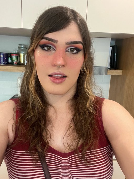 Stares in e-girl 😳💕 https://t.co/0RzxKe8xkI