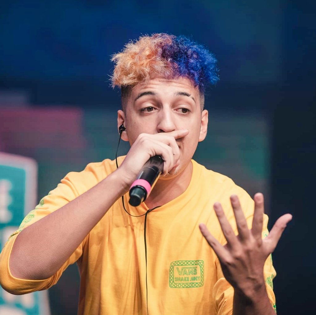 MESSIRVEFOREVER's tweet photo. Mecha Clasificado a la Final de #FMSInternacional Despues de dejar la vida para llevarse la victoria.
Argentina esta en la casa Grande @MechaMaturin. No puede ser que 2 jurados votarán por Skone cuando fue clara la Victoria de Mecha.
🇦🇷🎤👏👏 https://t.co/cdlVd5pJtu