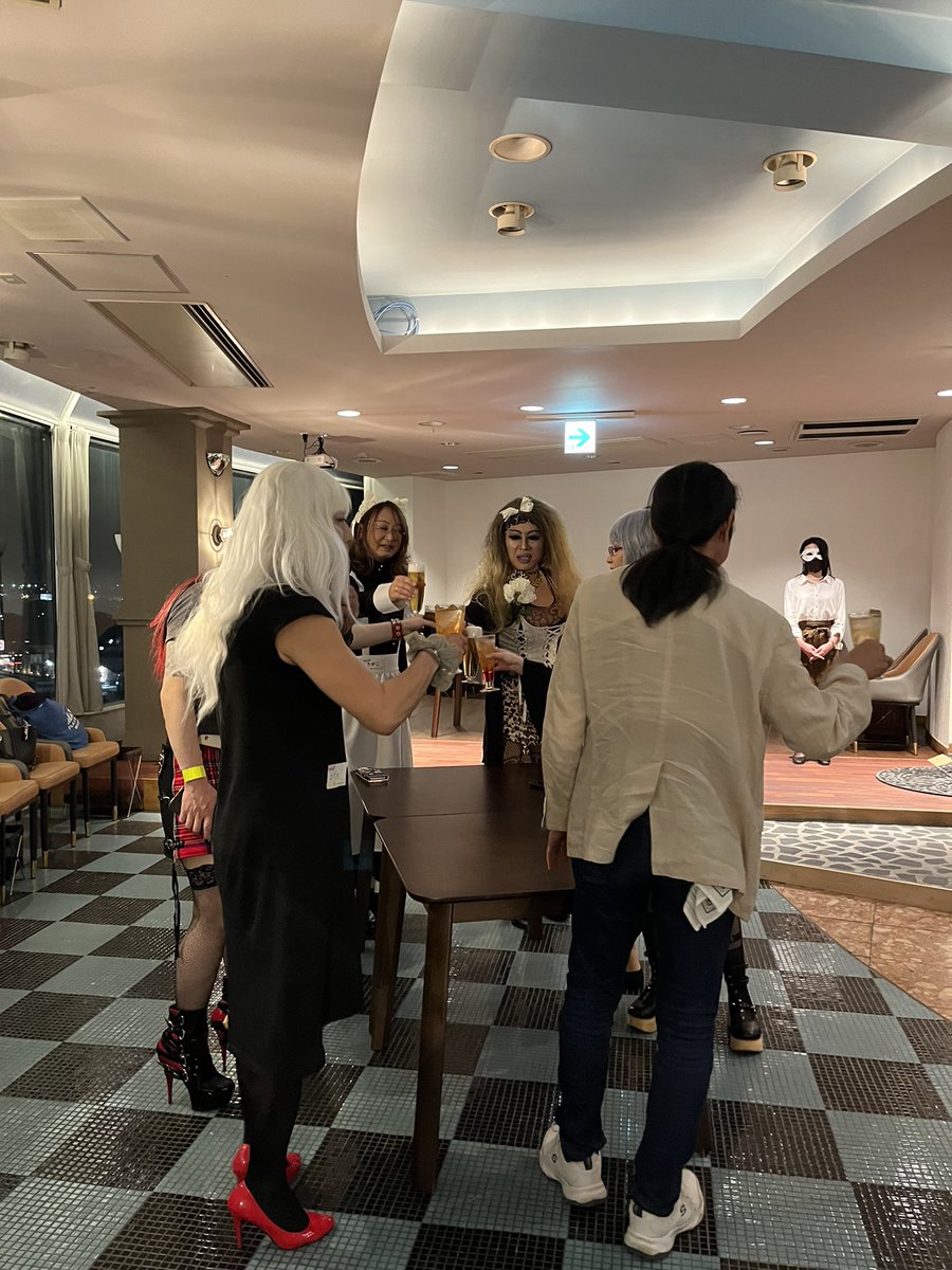 KUKULU70174541's tweet photo. 今月もイベント開催いたしましたー！✨
今回のテーマは「白いもの⚪️」
各々白いものを身に着けてご参加いただきました☺️
ナイトマスカレード、今回も楽しんでいただけて良かったです🥰
ご参加ありがとうございました！🤗🤍

#kukulu
#kukuluホテル
#SunNonet
#3月イベント
#白いもの
#マスカレード https://t.co/Hqs0UOmpUf