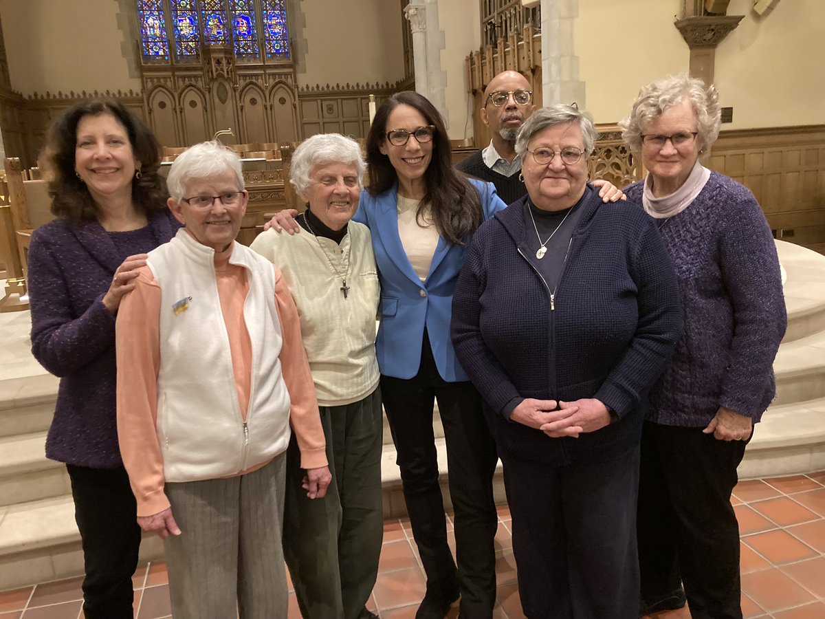 JaneSutter's tweet image. Thanks @kathsstewart for a thought-provoking, disturbing talk tonight on the dangerous rise of religious nationalism. Our @NETWORKLobby volunteers have a lot to talk about! I definitely plan to read your book and learn more. @sistersofmercy
@SSJRochester