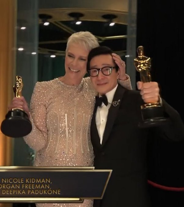 astronomygirl17's tweet photo. Jamie Lee Curtis y Ke Huy Quan se han llevado el primer Oscar de sus carreras 🥺✨

#Oscars #EverythingEverywhereAllAtOnce https://t.co/iZWQnjiKWy