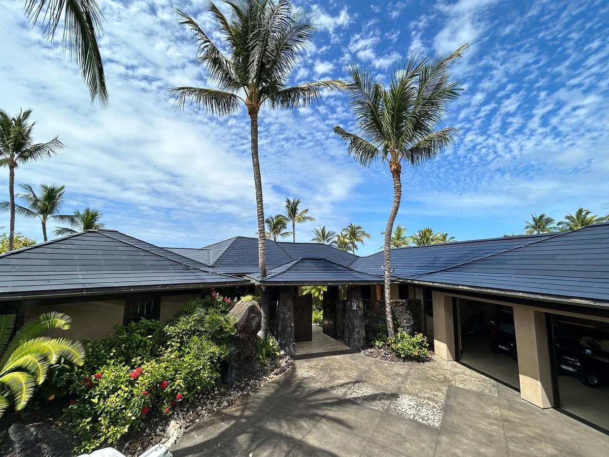 RisingSunSolar1's tweet photo. ☀️50kW of @TeslaSolar, 🔋80kWh of #powerwall storage and 10,000 square feet of roof - Beach Villa 🛖 sustainability, on the Big Island of Hawai’i. Also enrolled in the @Swell_Energy virtual power plant for Hawai’i county, this investment will have 4 ca$h flows. #solarroof #VPP https://t.co/5TeNnzZvnB