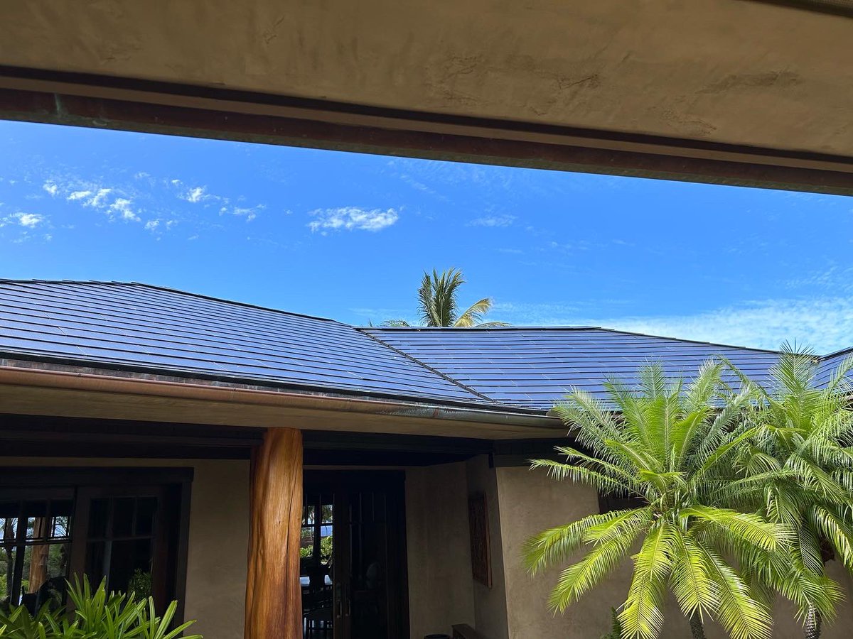 RisingSunSolar1's tweet photo. ☀️50kW of @TeslaSolar, 🔋80kWh of #powerwall storage and 10,000 square feet of roof - Beach Villa 🛖 sustainability, on the Big Island of Hawai’i. Also enrolled in the @Swell_Energy virtual power plant for Hawai’i county, this investment will have 4 ca$h flows. #solarroof #VPP https://t.co/5TeNnzZvnB