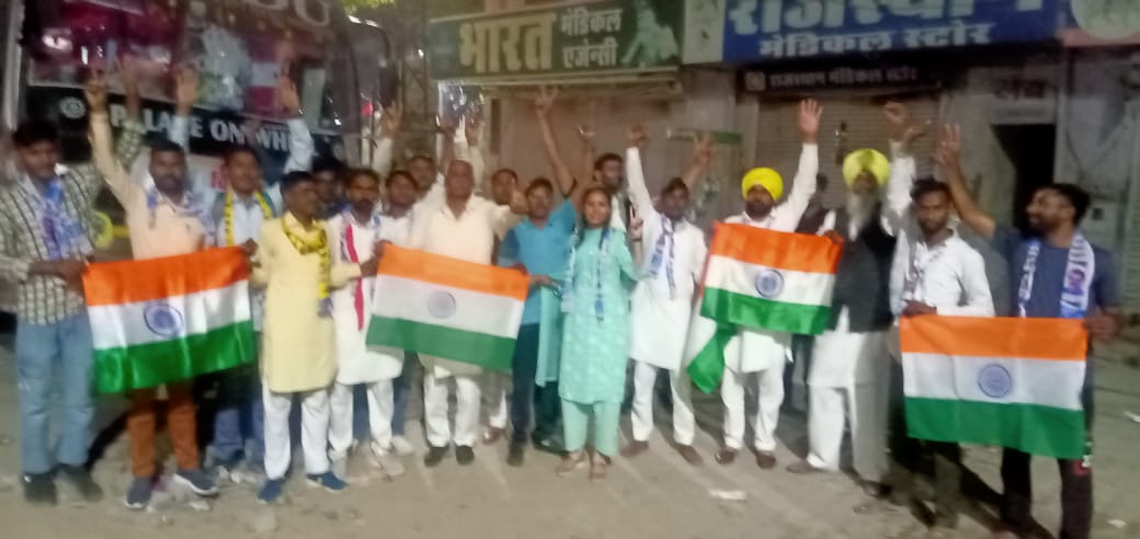 AAPRajasthan's tweet photo. तिरंगा यात्रा को ले कर कार्यकर्ताओ में जबरदस्त उत्साह। देर रात गंगानगर की पीलीबंगा से कार्यकर्ता जयपुर के लिए रवाना। https://t.co/qRPOmNXuOR