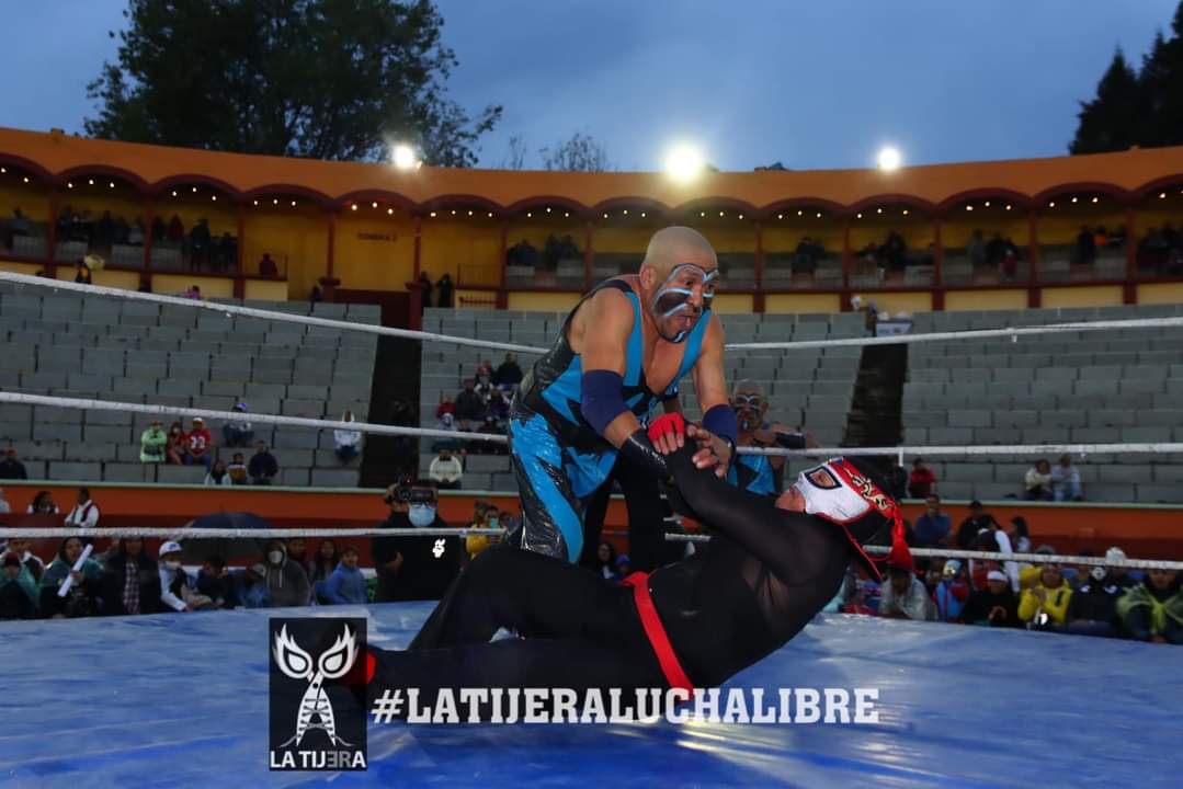 LaTijeraLucha's tweet photo. En la lucha de mini estrellas en la #PlazaDeTorosApizaco en Tlaxcala; el triunfo viniendo de atrás es para la tercia técnica de #Octagoncito, #Felinito y #MiniSoulRocker dando cuenta de los "rufiancitos" #Pentagoncito, #MiniHeadHunterI y #MiniHeadHunterII...
#latijeraluchalibre https://t.co/QaQ9Cgo7Kc