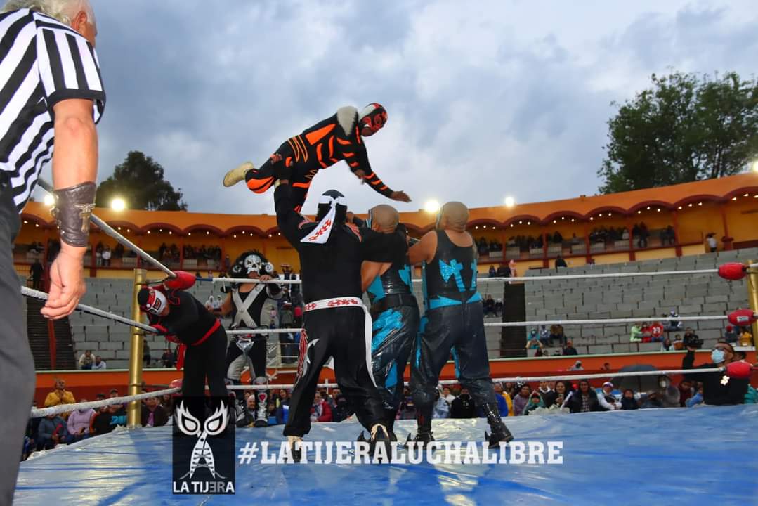 LaTijeraLucha's tweet photo. En la lucha de mini estrellas en la #PlazaDeTorosApizaco en Tlaxcala; el triunfo viniendo de atrás es para la tercia técnica de #Octagoncito, #Felinito y #MiniSoulRocker dando cuenta de los "rufiancitos" #Pentagoncito, #MiniHeadHunterI y #MiniHeadHunterII...
#latijeraluchalibre https://t.co/QaQ9Cgo7Kc