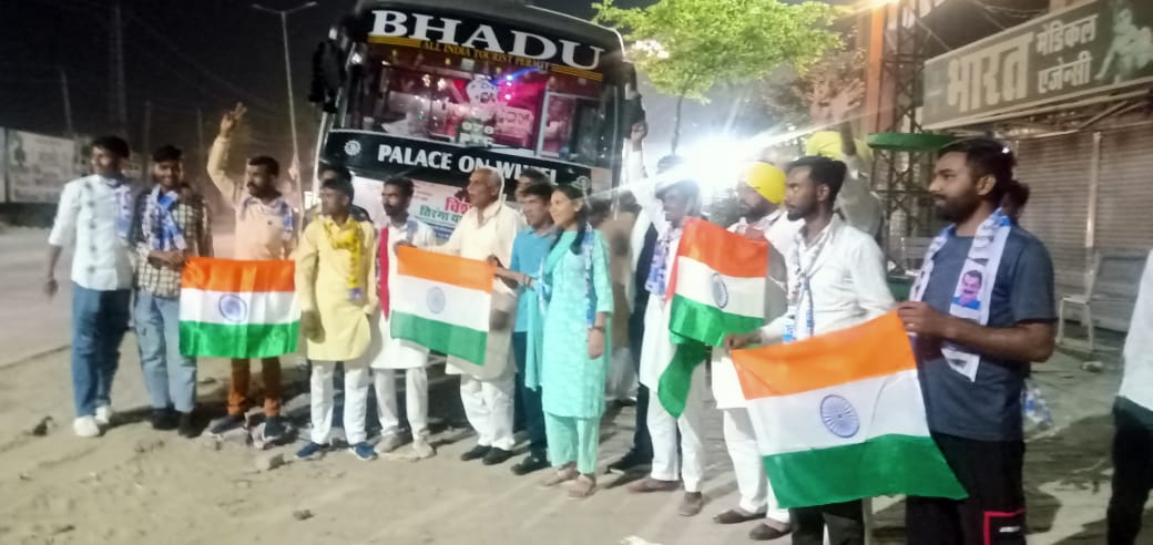 तिरंगा यात्रा को ले कर कार्यकर्ताओ में जबरदस्त उत्साह। देर रात गंगानगर की पीलीबंगा से कार्यकर्ता जयपुर के लिए रवाना।