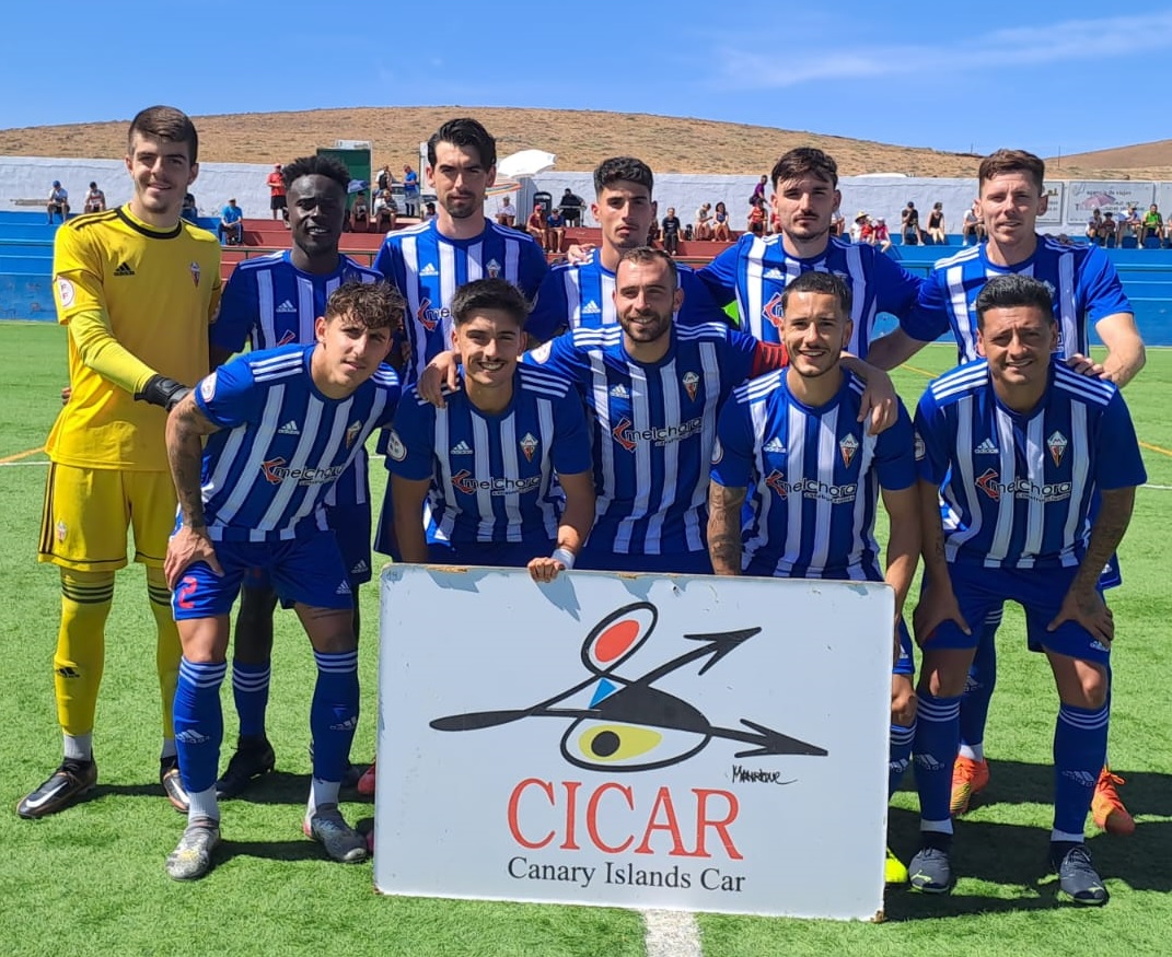 Antonioleonrgue's tweet photo. El @CDMensajero recupera el liderato de Tercera pese a escapársele la victoria en Tuineje en el minuto 95, suma 46 puntos al igual que la @udsanfer, por 44 del @p_sanmateo, 42 de @udvsbrigida y 41 de @CdtCantera B

👀El resumen completo de la jornada👇

https://t.co/27qeb0FS7V https://t.co/jMgIYdXNOQ