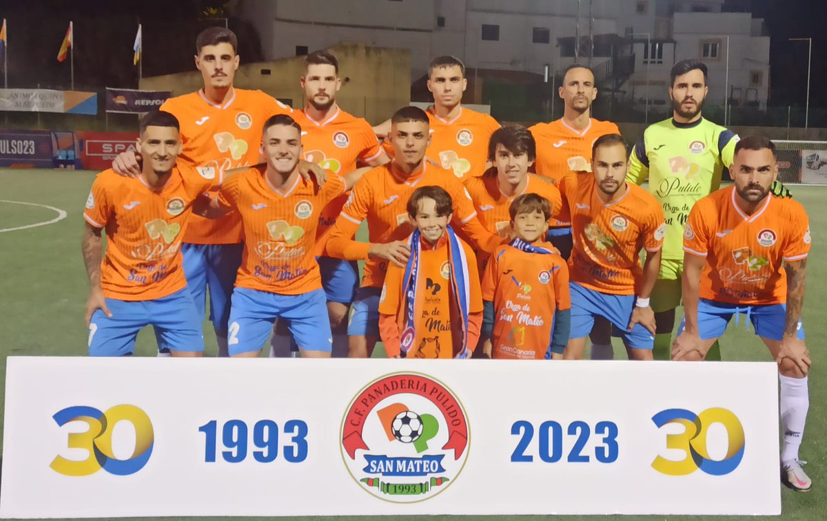 Antonioleonrgue's tweet photo. El @CDMensajero recupera el liderato de Tercera pese a escapársele la victoria en Tuineje en el minuto 95, suma 46 puntos al igual que la @udsanfer, por 44 del @p_sanmateo, 42 de @udvsbrigida y 41 de @CdtCantera B

👀El resumen completo de la jornada👇

https://t.co/27qeb0FS7V https://t.co/jMgIYdXNOQ