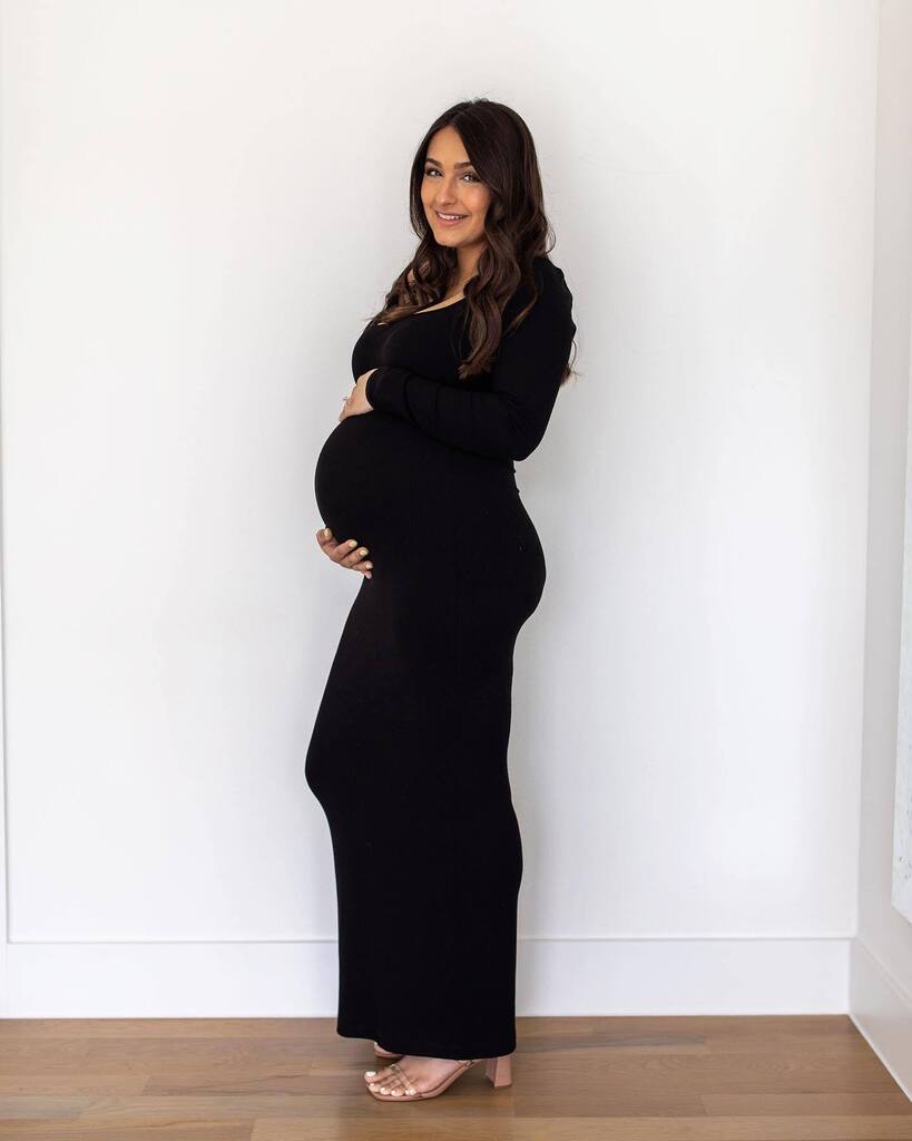 Baby girl is 33 weeks 💕🤍🥹 Do y’all think she’s gonna come early?! Kai was almost a week late 😅 
Overall, I’m feeling pretty good this trimester. I have random bursts of nauseousness and fatigue but nothing compared to the first 18 weeks! She moves ar… instagr.am/p/CptYMFAOAr7/