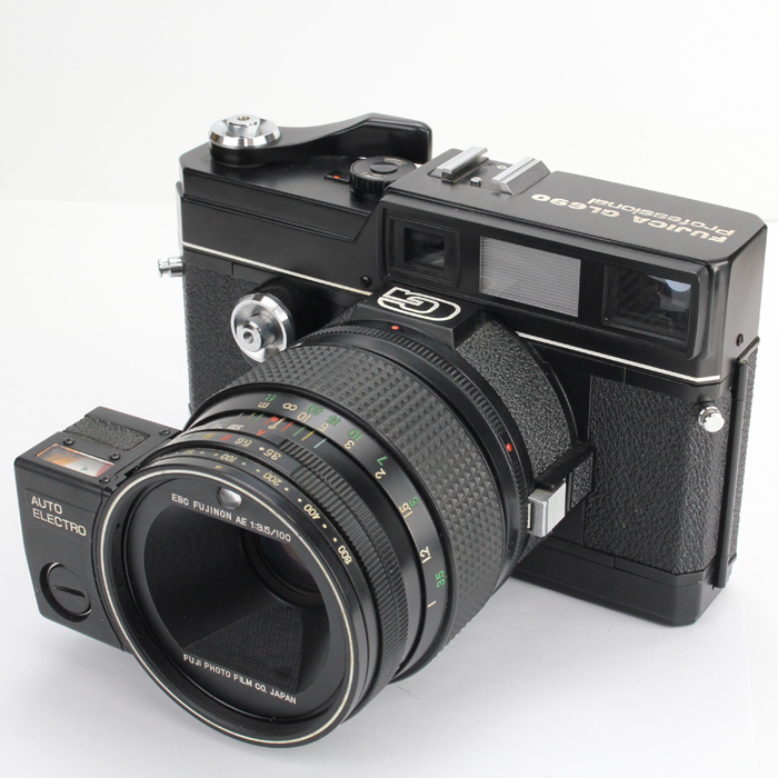 champcamera's tweet photo. \中古入荷ピックアップ/
#フジカ #GL690 Professional EBCフジノンAE100mmF3.5付入荷。
レンズ交換式の6×9フォーマットの #中判カメラ です。
税込30,000円 by #たまプラーザ 店(通販と問い合わせ→0459026971)
#GL390Professional #FUJICAGL690 #FUJICA https://t.co/7piVrpy84B
