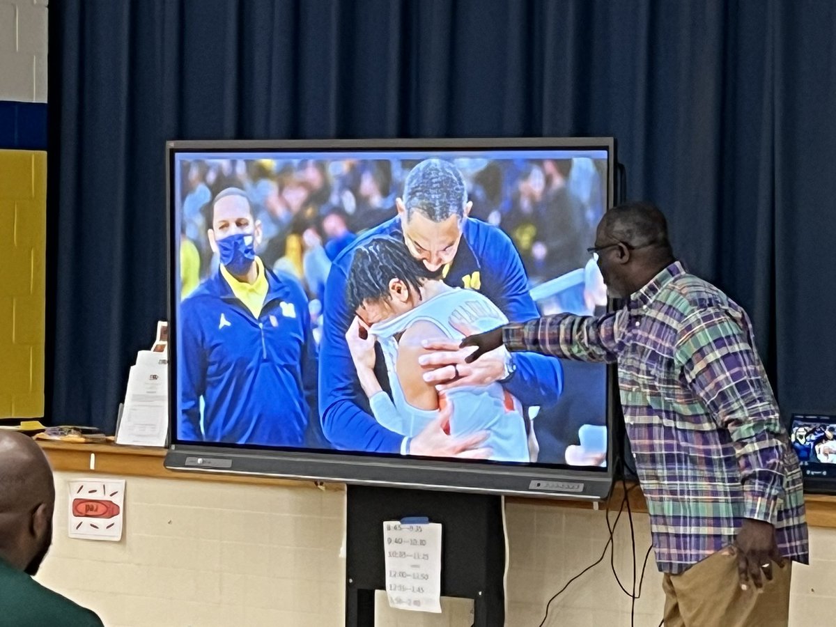 MLHarrisIII's tweet photo. In order to be all that your students need you to be in their lives, these are some of the needed traits:
ENERGY (Shaka Smart)
MENTORSHIP (John Thompson)
DIRECTION (Ben Moore)
COMPASSION (Juwan Howard)
#ExceedingAverage https://t.co/PfR1zcoPmU