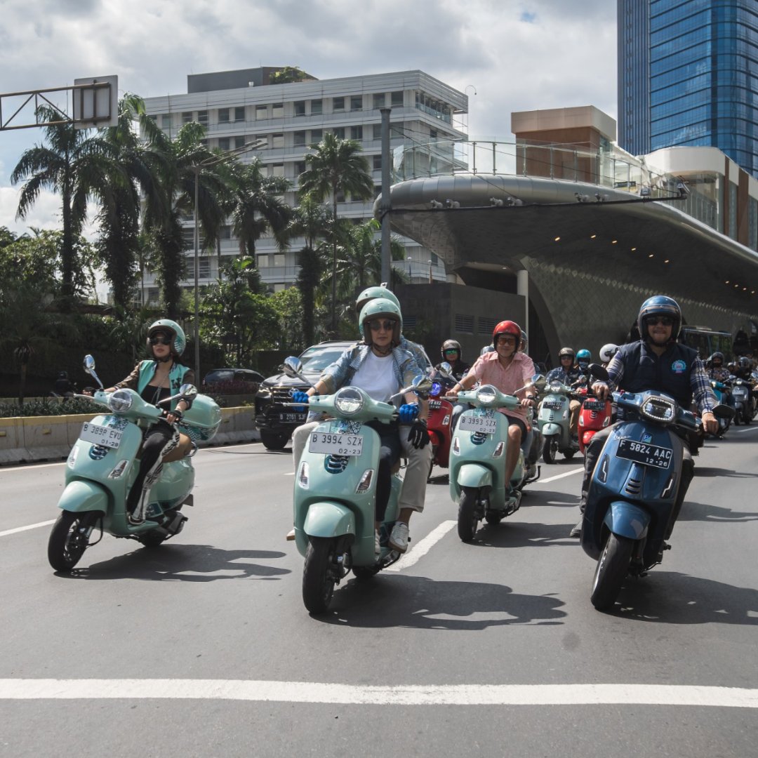 indovespadays's tweet photo. Keseruan waktu Vespaan bareng Om Darius, Donna sama Wika Salim saat acara Vespa Batik keliling Jakarta.
.
Coba kasih jempol siapa yang mau lagi ikutan? 😃
.
#VespaIndonesiaUntukIndonesia #VespaBatik #Vespa #VespaIndonesia #DariIndonesiaUntukIndonesia https://t.co/AUvZOu2r8b