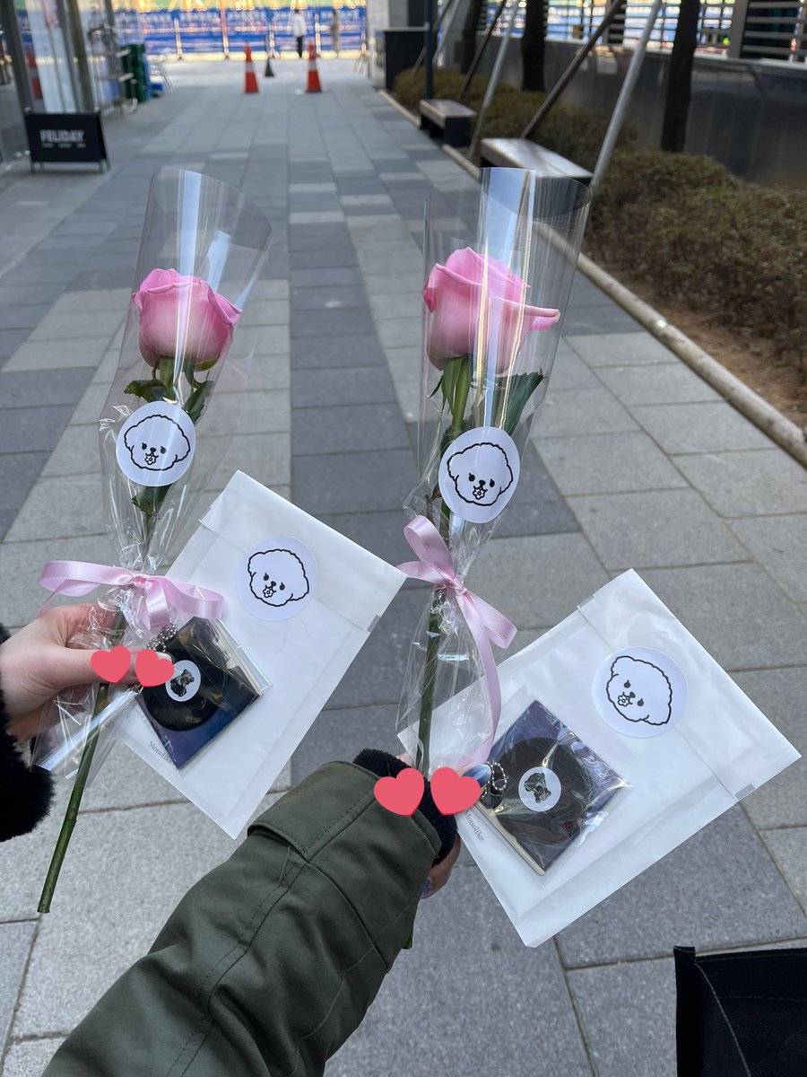 bumblebeomie's tweet photo. 📍주리플라워 🧸💐

#봄을물어온강아지
#Spring_puppy

WE GOT THE FIRST COME FIRST SERVED GIFT 😭😭😭 it’s the most wonderful NFC wonder keyring, i’m the happiest ever 🥹💗 https://t.co/MpEGn4HJZH