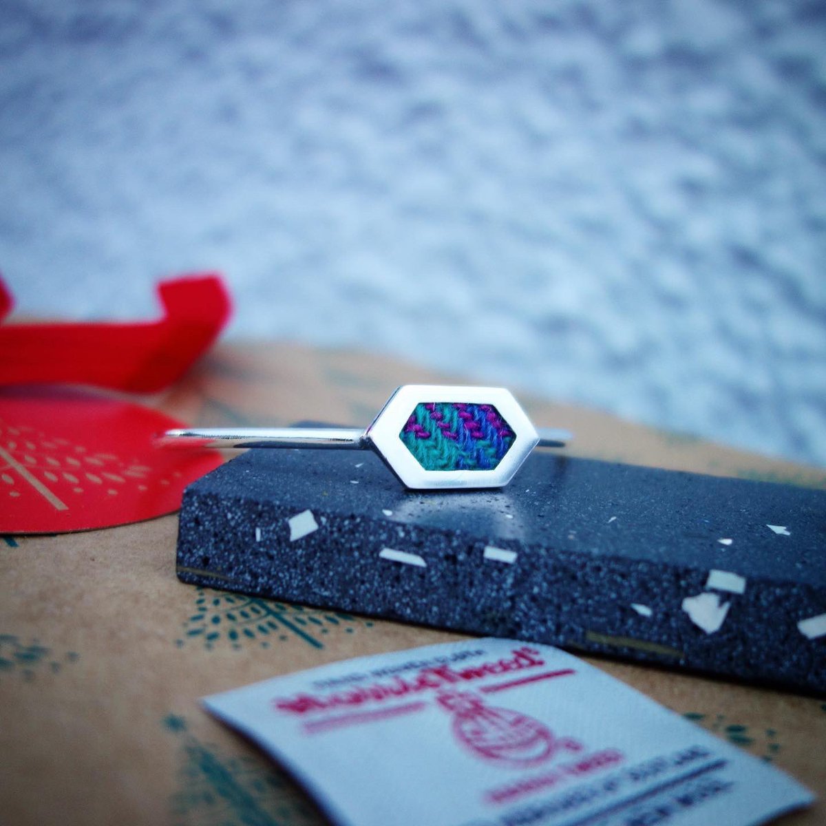 ruthamorrison's tweet photo. Hexa Bangle - Harris Tweed
https://t.co/xGuCBv6nQK
#bangle #silverbangle #handmadebangles #harristweed #isleofharris #outerhebrides #scottishjewellery #tweed https://t.co/uC5ZhgTkvW