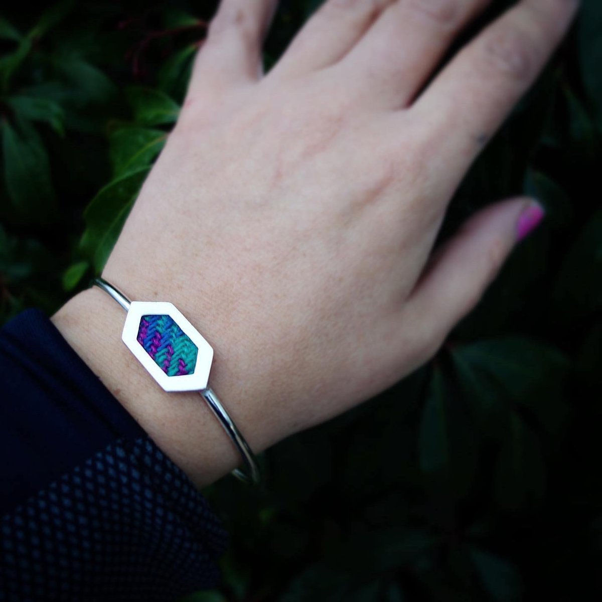 ruthamorrison's tweet photo. Hexa Bangle - Harris Tweed
https://t.co/xGuCBv6nQK
#bangle #silverbangle #handmadebangles #harristweed #isleofharris #outerhebrides #scottishjewellery #tweed https://t.co/uC5ZhgTkvW