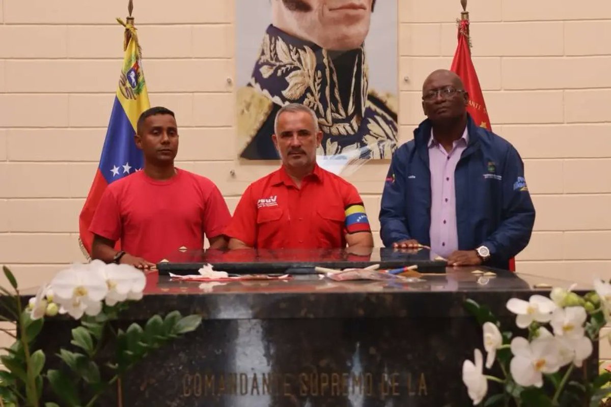 FreddyBernal's tweet image. Hoy el @PSUVTachira rindió  honores al Líder Supremo de la Revolución Bolivariana, a nuestro Comandante Hugo Chávez en el Cuartel de la Montaña. &quot;Juramos ante tu féretro defender la patria y al pueblo que lleva en sus corazones tu fuerza y espíritu valiente&quot;.
