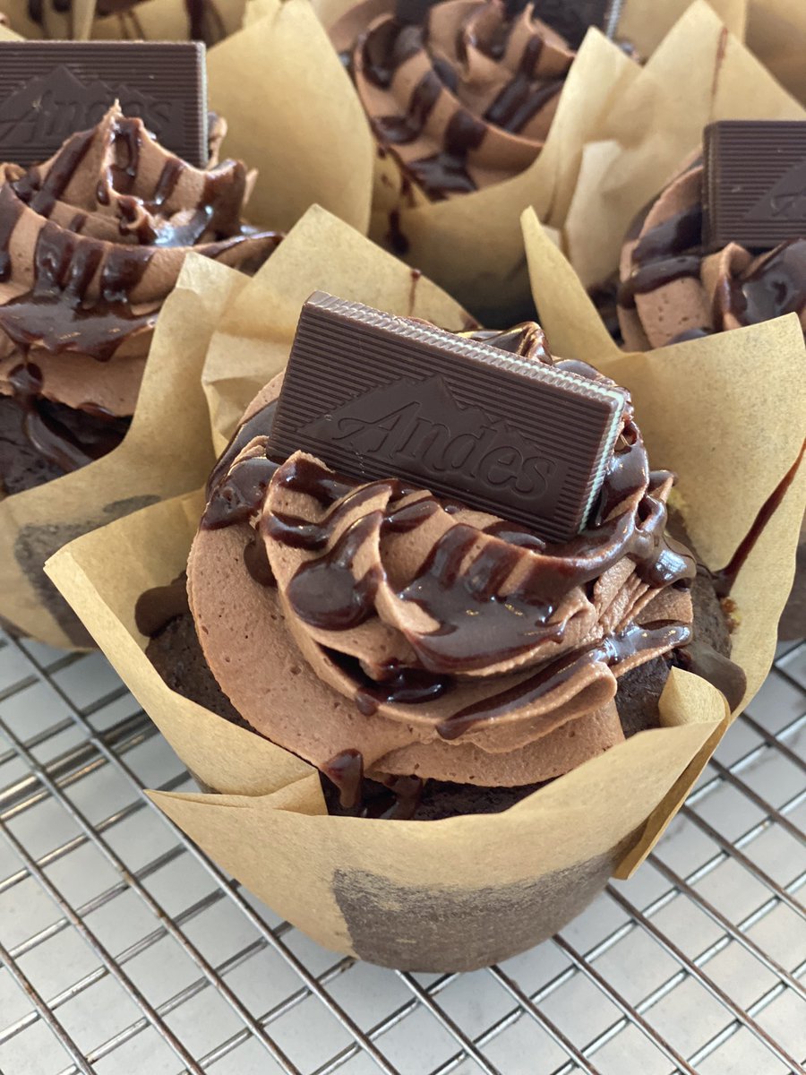 donna_c65's tweet photo. Mint chocolate cupcakes with a chocolate ganache drizzle and it wouldnโt be complete without an Andes on the top!
#mintchocolatecupcakee #andesmints #andes #bake #baker #baking #cupcakes #cakes #bakingaddict #customer #customers #homebakerindesmoines #desmoinesbaker https://t.co/uDxNdv9vFZ