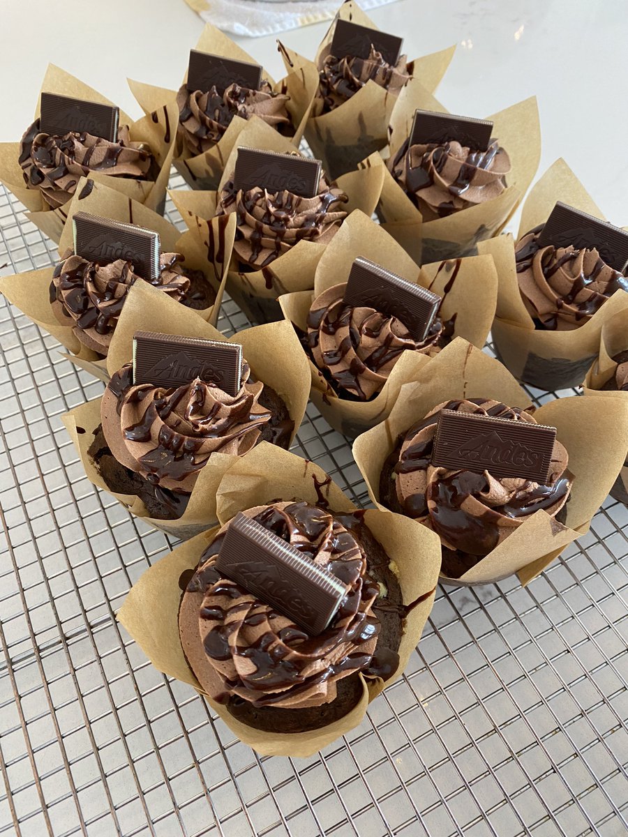 donna_c65's tweet photo. Mint chocolate cupcakes with a chocolate ganache drizzle and it wouldnโt be complete without an Andes on the top!
#mintchocolatecupcakee #andesmints #andes #bake #baker #baking #cupcakes #cakes #bakingaddict #customer #customers #homebakerindesmoines #desmoinesbaker https://t.co/uDxNdv9vFZ