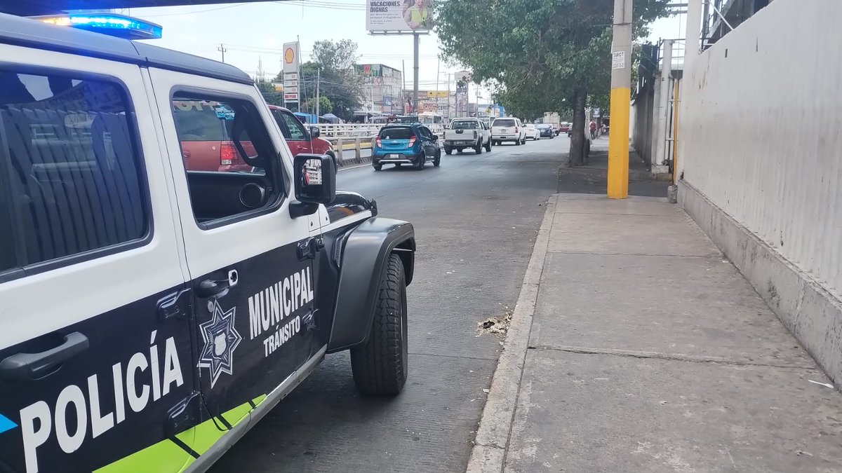 dirtransitopue's tweet photo. @Mariyepezc @eduardorivera01 @VialidadPuebla Buenas tardes.

Agradecemos su reporte, Personal de Tránsito se encuentra en el punto brindando apoyo. https://t.co/9LRuu8ExZ2