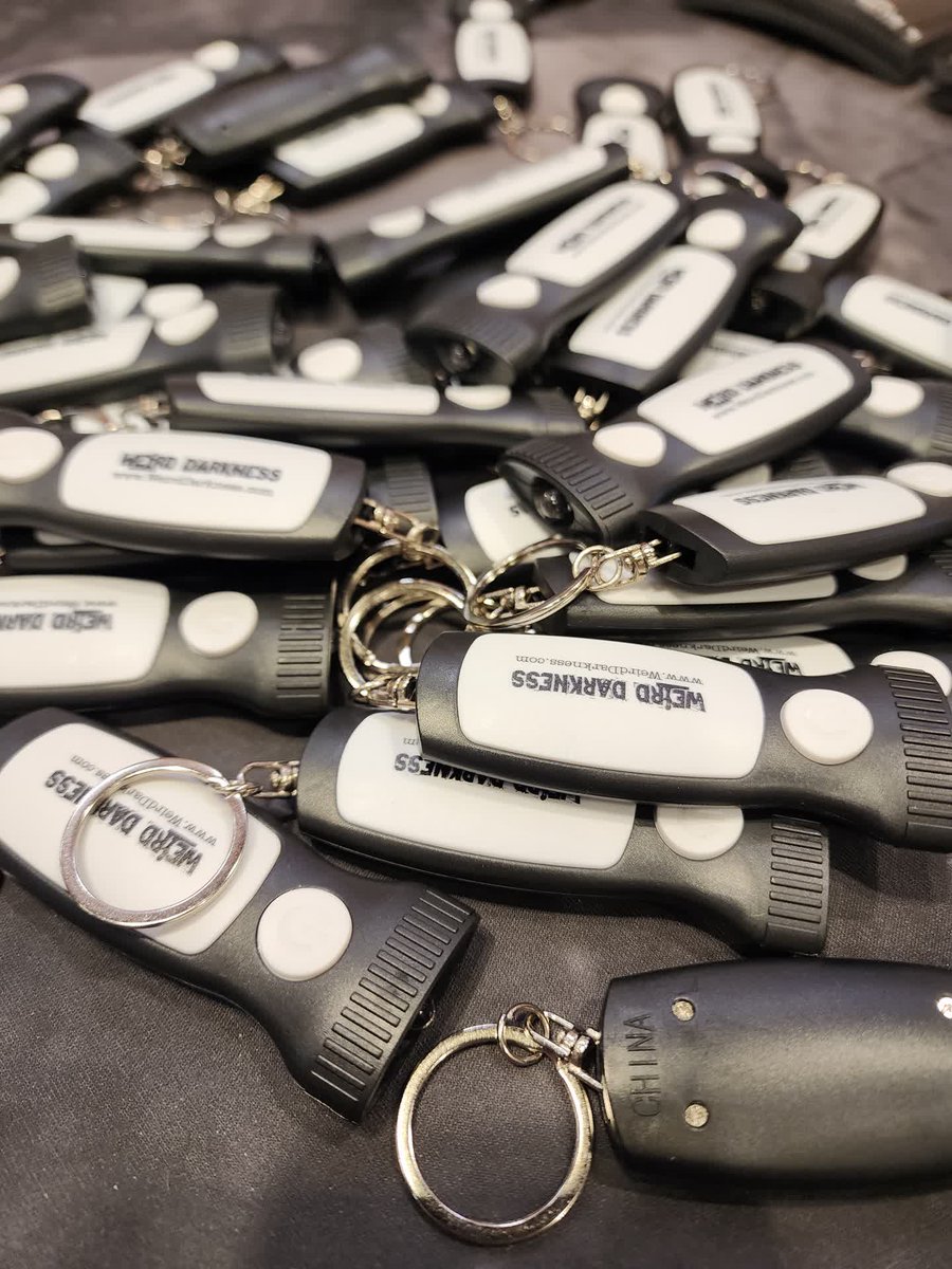 WeirdDarkness's tweet photo. I've got a kid that keeps running back to my table and sneaking away with keychain lights. I don't think he understands the meaning of "free while supplies last."
#Weirddarkness.com/roadtrip
#MadisonComicCon https://t.co/ebwFZbHgT2