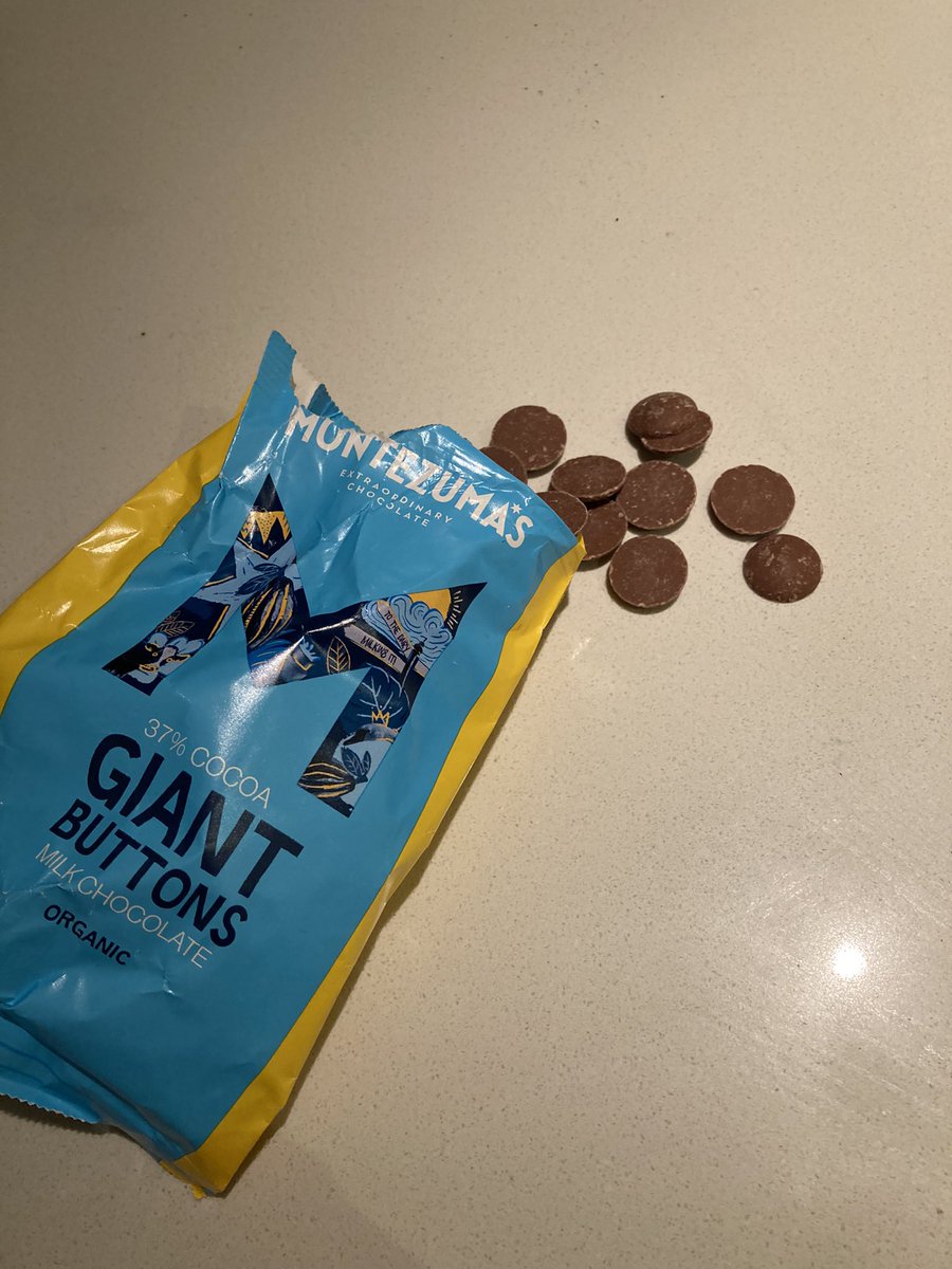 Er… <a href="/montezumas/">Angel Perdido</a>, what’s going on?  Or have I bought a ‘lucky’ bag of not really very giant at all buttons? #bringbackthegiants