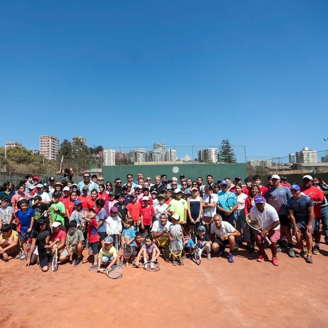 deportespucv's tweet photo. Alianza PUCV-ATP Challenger Tour Viña 2023

Esta mañana suscribimos un convenio de colaboración con la organización del ATP Chellenger Tour Viña del Mar 2023, que beneficiará durante 1 año a niños y niñas de 13 comunas de la Región de Valparaíso con clínicas y talleres de Tenis. https://t.co/YWGDNUWvmO
