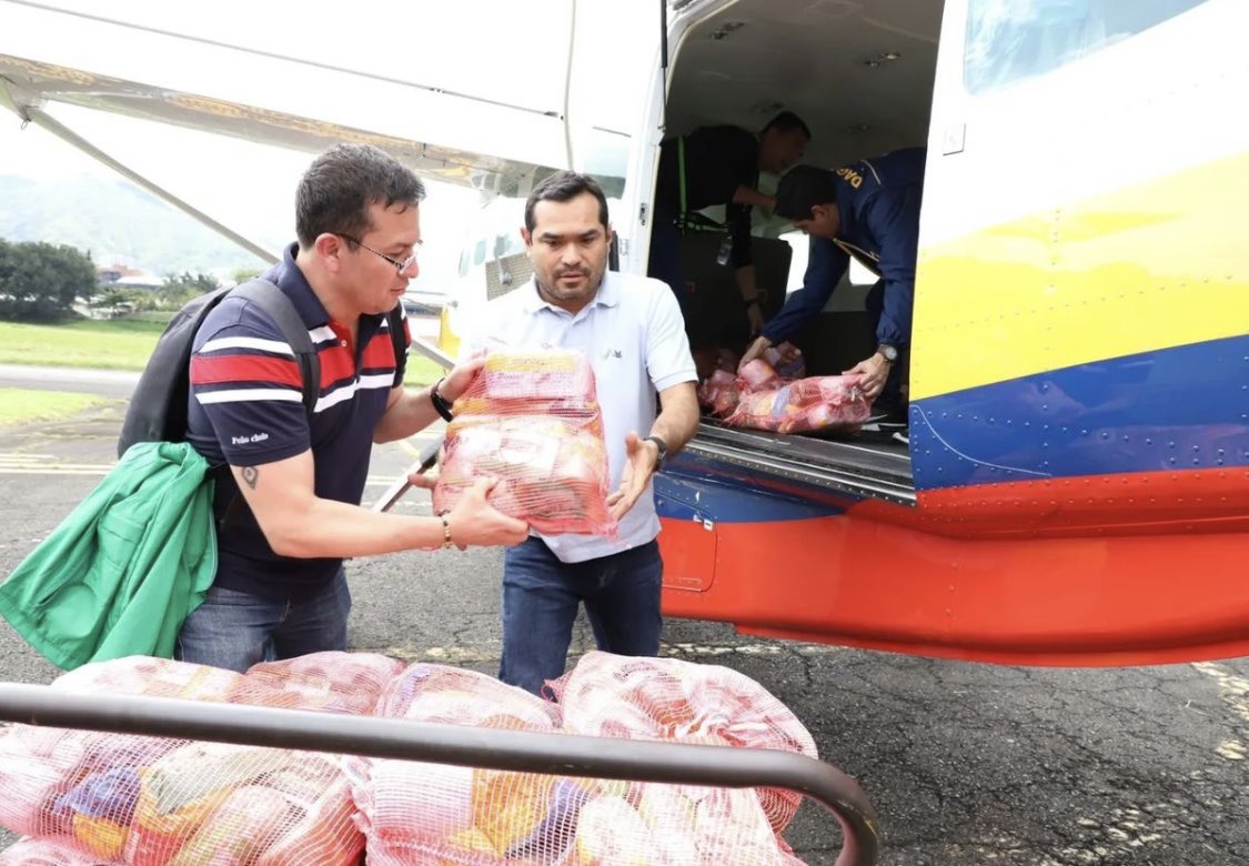Pedro_HoGra's tweet photo. ¡UNIDOS POR EL BAJO CAUCA Y EL NORDESTE!

Hacia el Bajo Cauca acabamos de enviar un helicóptero de @GobAntioquia con 310 paquetes alimentarios donados por empresas y fundaciones empresariales para las comunidades que viven crisis de desabastecimiento.

¡UNIDOS por nuestra gente! https://t.co/XbJ31qP5IX