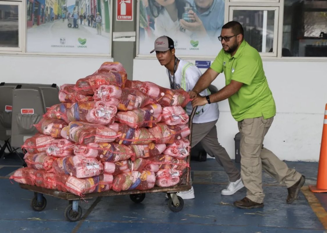Pedro_HoGra's tweet photo. ¡UNIDOS POR EL BAJO CAUCA Y EL NORDESTE!

Hacia el Bajo Cauca acabamos de enviar un helicóptero de @GobAntioquia con 310 paquetes alimentarios donados por empresas y fundaciones empresariales para las comunidades que viven crisis de desabastecimiento.

¡UNIDOS por nuestra gente! https://t.co/XbJ31qP5IX
