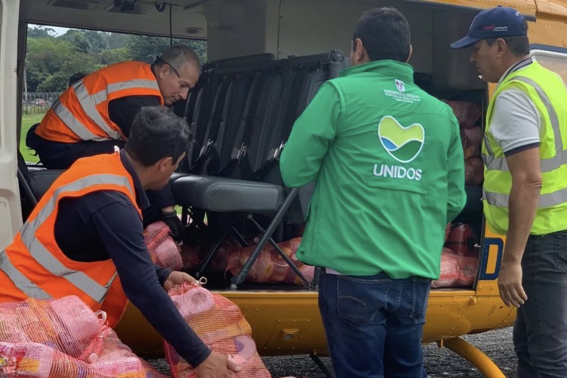 Pedro_HoGra's tweet photo. ¡UNIDOS POR EL BAJO CAUCA Y EL NORDESTE!

Hacia el Bajo Cauca acabamos de enviar un helicóptero de @GobAntioquia con 310 paquetes alimentarios donados por empresas y fundaciones empresariales para las comunidades que viven crisis de desabastecimiento.

¡UNIDOS por nuestra gente! https://t.co/XbJ31qP5IX