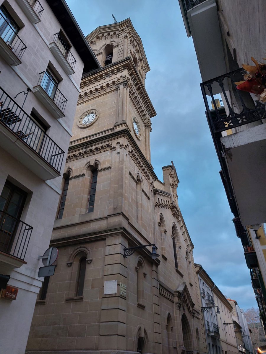 VisitPamplona's tweet photo. 2️⃣ En la esquina hay otra placa que conmemora la peregrinación que se realizó en 1886 desde #Pamplona al Castillo de #Javier. Se considera que fue aquella la primera Javierada (multitudinarias peregrinaciones al #CastillodeJavier durante los dos primeros fines de semana de marzo) https://t.co/HSyxu8c0Ds
