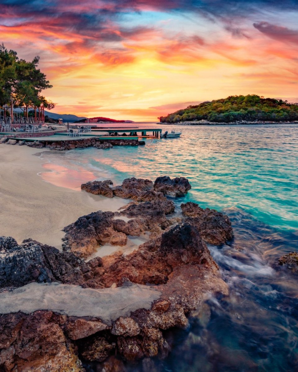 civitatis_en's tweet photo. At #KsamilAlbania 🇦🇱, the "Maldives of Europe", you'll find charming European beach resort vibes without the crowd. You can:
🏝️ Relax on stunning beaches
🏛️ Explore Butrint Archaeological Park
🌀 Visit the Blue Eye Spring
🏰 Go on a day trip to Gjirokaster
🍽️ Taste fresh mussels https://t.co/9T3SkZQ1BM