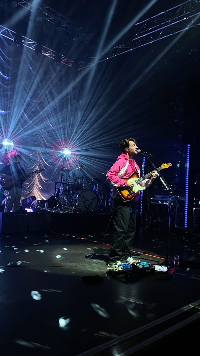 unosbiggestfan_'s tweet image. a thread of all my rex orange county videos form the shepherd’s bush show 🤍🏠