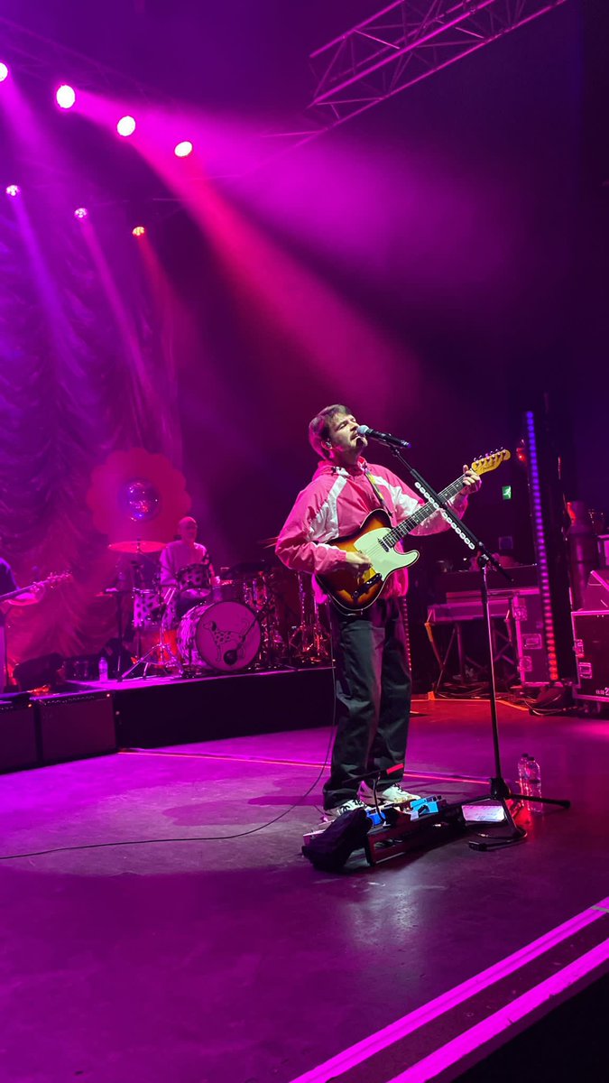 unosbiggestfan_'s tweet image. a thread of all my rex orange county videos form the shepherd’s bush show 🤍🏠