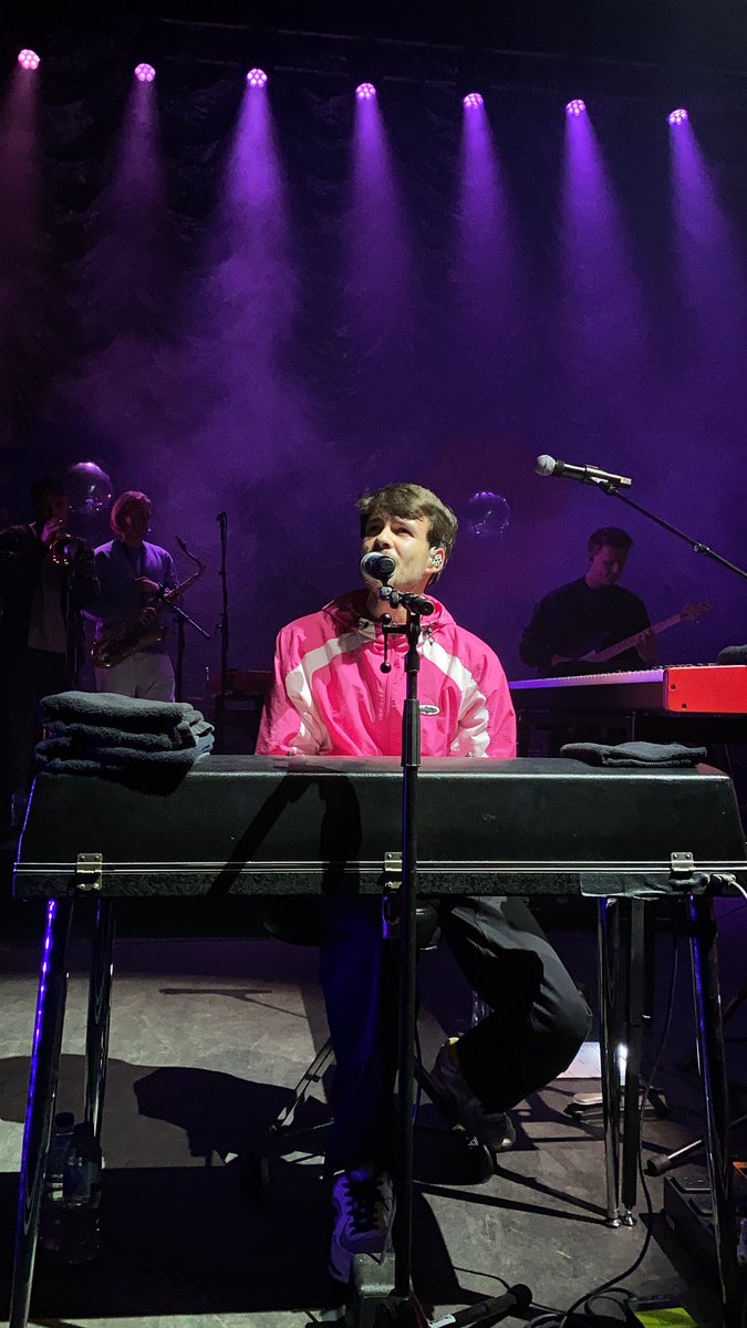unosbiggestfan_'s tweet image. a thread of all my rex orange county videos form the shepherd’s bush show 🤍🏠