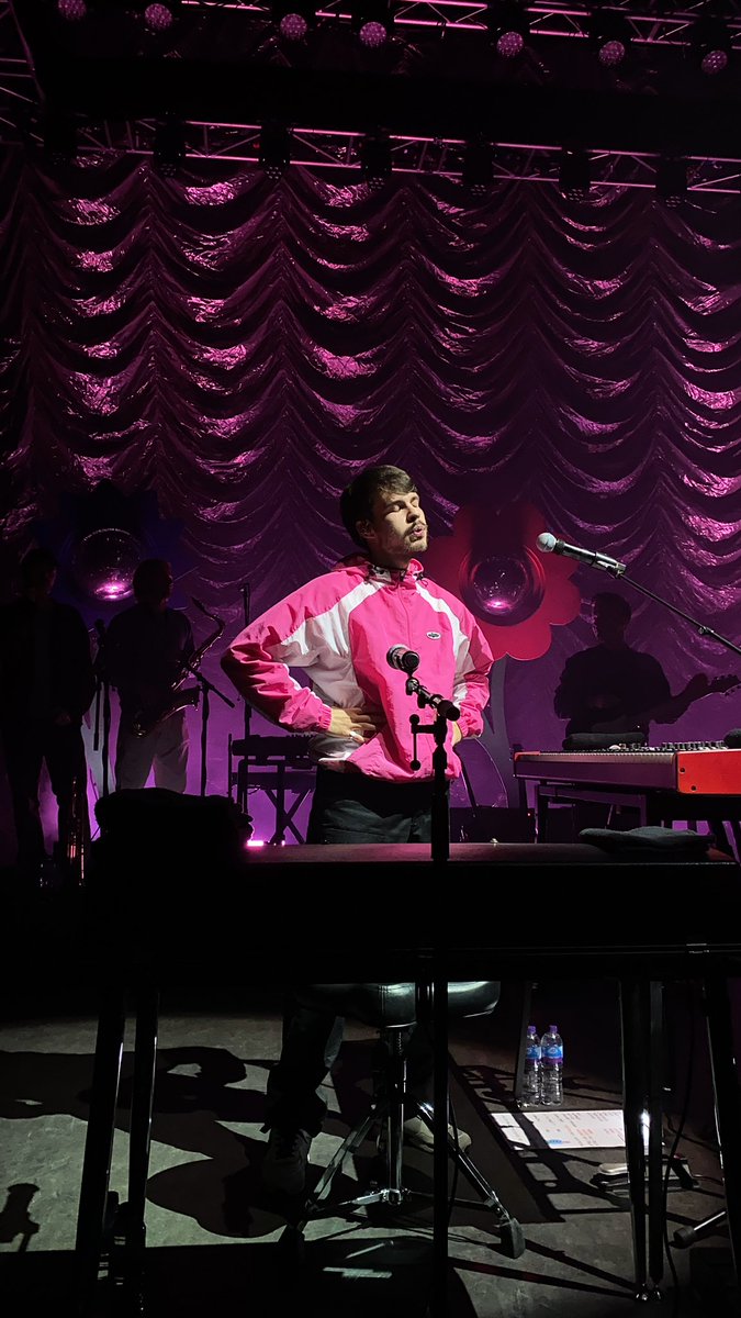 unosbiggestfan_'s tweet image. a thread of all my rex orange county videos form the shepherd’s bush show 🤍🏠