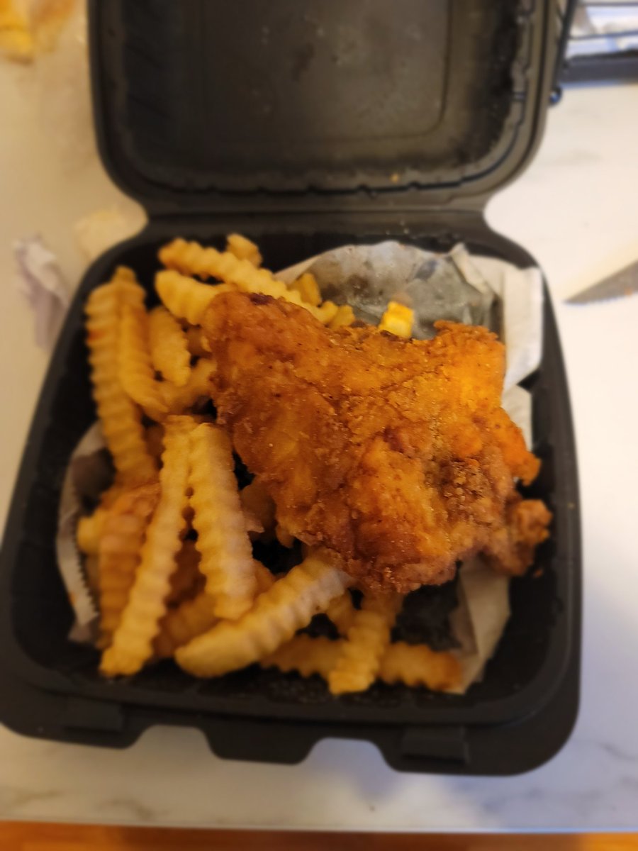Nezi56's tweet photo. @GSmokesweed1 #chickenkitchen tonight! Fried chicken and french fries 😋 https://t.co/qGURb7NG45