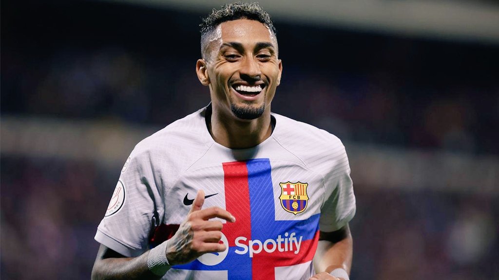 MESSIRVEFOREVER's tweet photo. Gol de #Raphinha para que el @FCBarcelona termine la primera parte ganando,cobraron posición en primera instancia pero luego el var rectificó. Atleti 0-1 Barça. https://t.co/x25iah7KFy