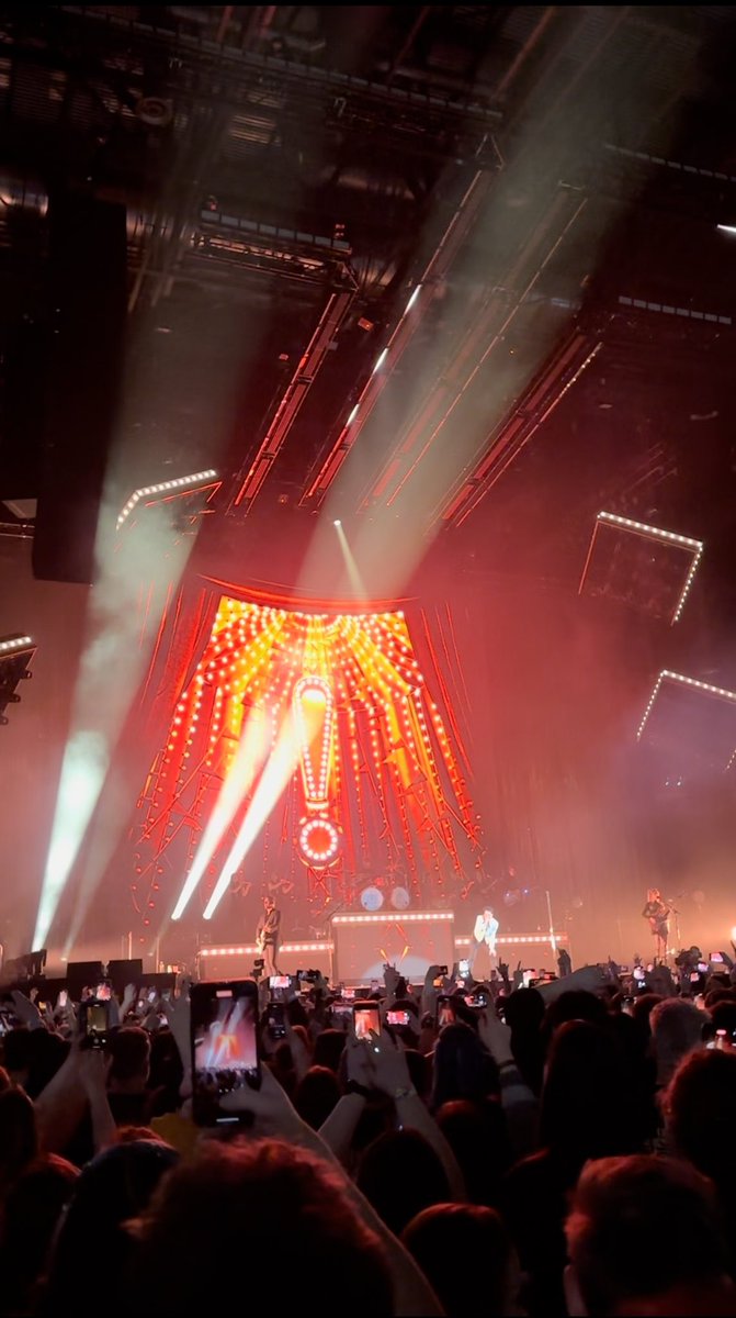 _th4t_guy's tweet photo. Took next to no pics or vids of Panic! But such a good gig. https://t.co/dvsWDnIL47