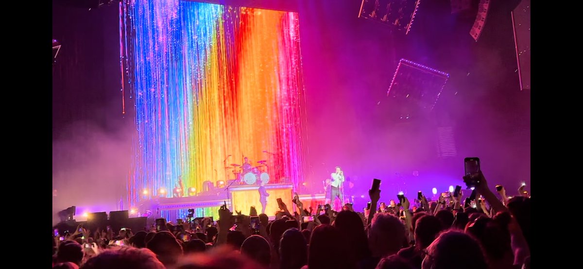 _th4t_guy's tweet photo. Took next to no pics or vids of Panic! But such a good gig. https://t.co/dvsWDnIL47