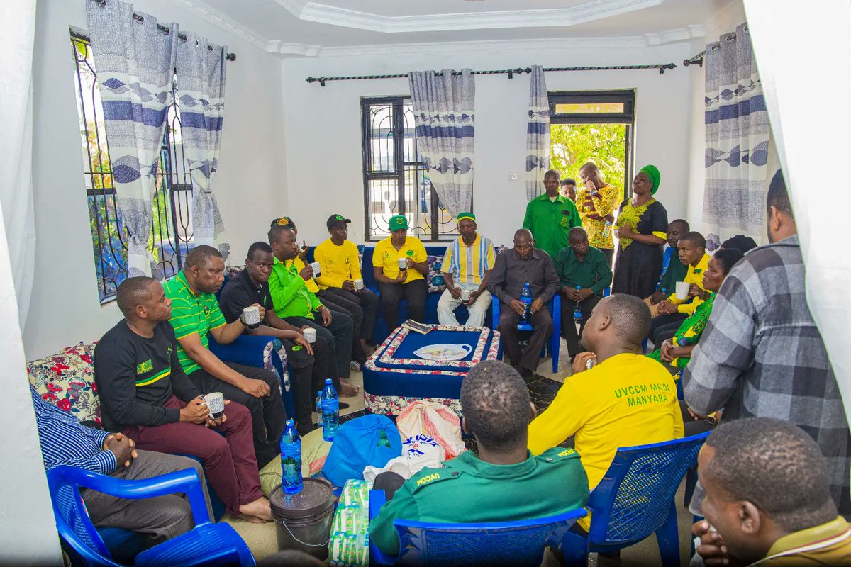 ComradeKawaida's tweet photo. Leo nilibahatika kuitembele familia ya Mwanafunzi Alexander Tillya ambae ni mnufaika wa SAMIA SCHOLARSHIP iliyotolewa kwa udhamini wa Mheshimiwa Raisi  Dr @SuluhuSamia anaesoma Shahada ya kwanza ya Udaktari Chuo Kikuu Cha Muhimbili inayoishi Mkoani Manyara Wilaya ya Kiteto https://t.co/h4Nh1TmoQy